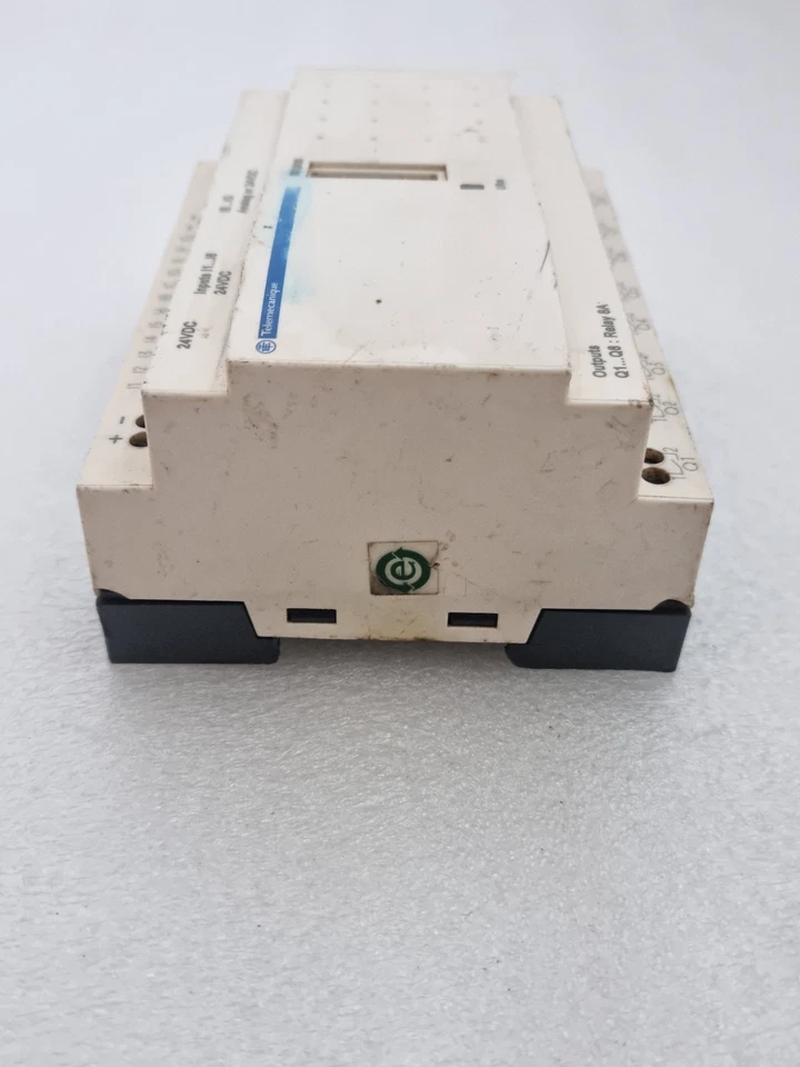 SCHNEIDER TELEMECANIQUE SR2 E201BD 24VDC PLC SMART RELAY MODULE FOR PARTS